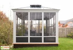 Pergola Fermée En Aluminium 4 X 3 M Avec Toiture Acier - Bolata 8 Pergola Fermée En Aluminium 4 X 3 M Avec Toiture Acier - Bolata -Abriet Mobilier Soldes Boutique vue cote pavillon ferme bolata sojag
